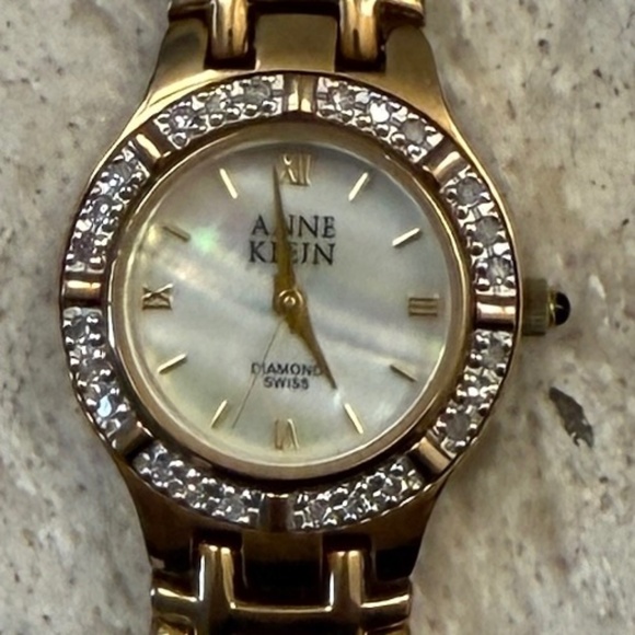 Pre- Owned Women's Anne Klein watch with gold-tone bracelet - Picture 5 of 7